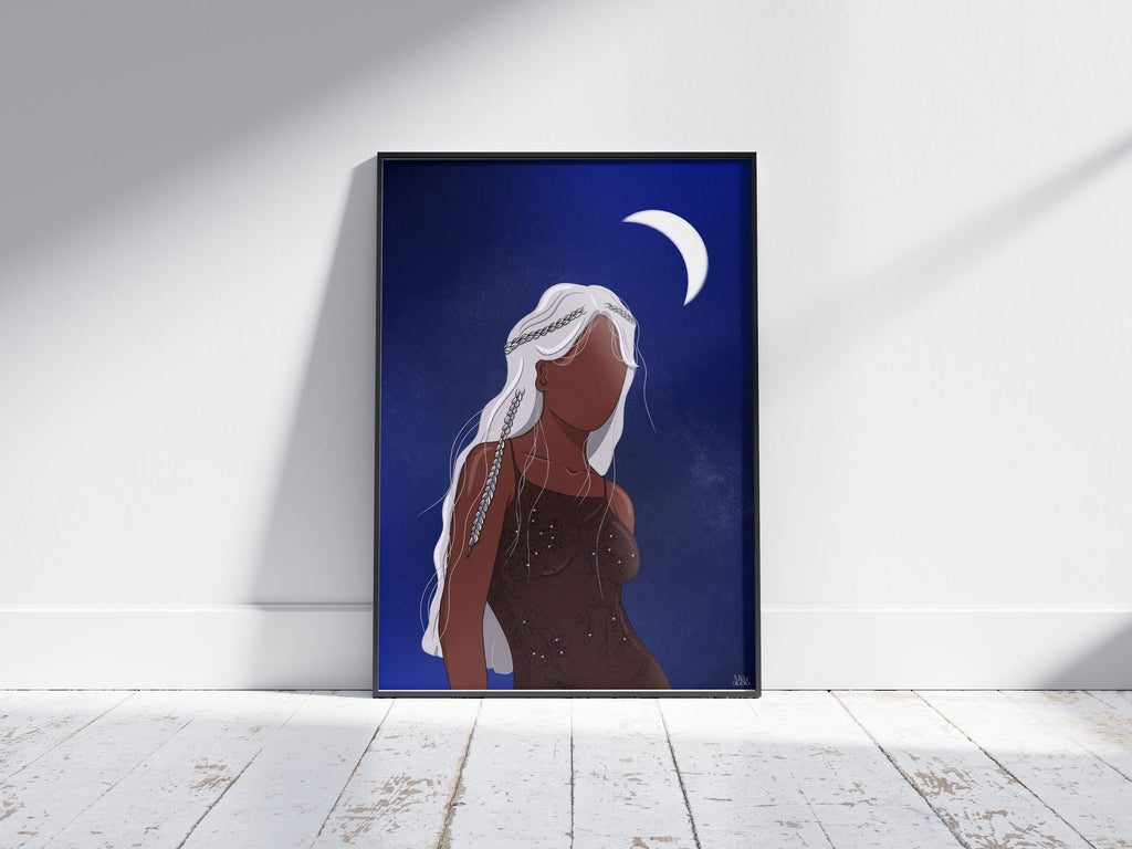 Image d’un cadre avec l’ Illustration d’une femme, la nuit, les cheveux blanc au vent qui porte une robe transparent et la lune au fond 