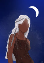 Illustration d’une femme, la nuit, les cheveux blanc au vent qui porte une robe transparent et la lune au fond 