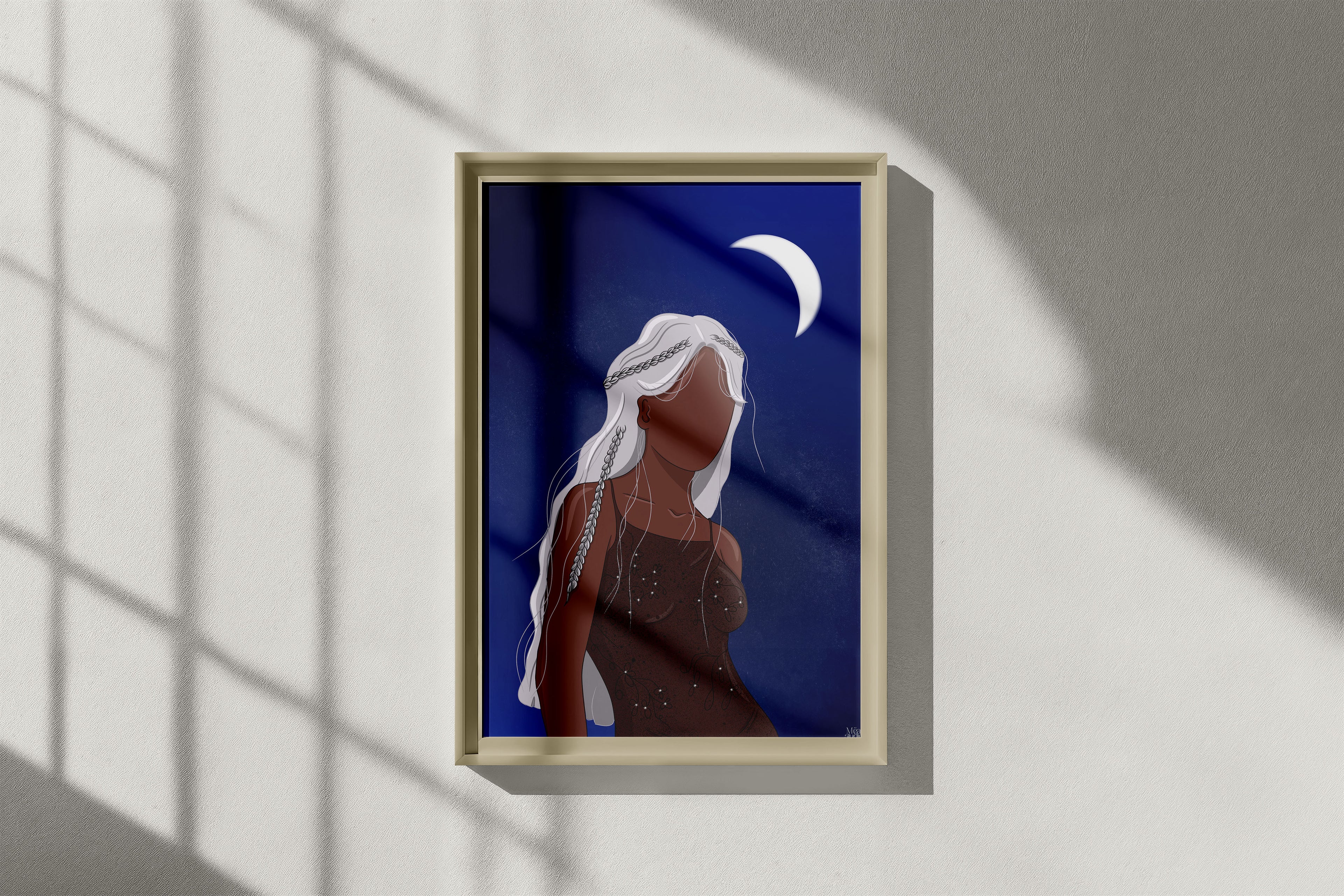 Image d’un cadre avec l’ Illustration d’une femme, la nuit, les cheveux blanc au vent qui porte une robe transparent et la lune au fond 
